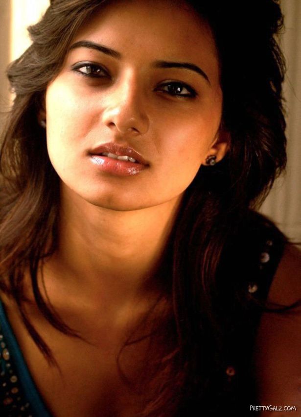 Isha Chawla Latest Photo Gallery