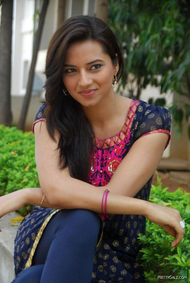 Isha Chawla Latest Photo Gallery